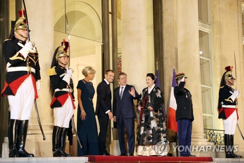 當地時間10月15日,在法國總統府愛麗舍宮,南韓總統文在寅(右四)夫婦參加法方舉辦的國宴前,與法國總統馬克龍夫婦合影。(韓聯社)