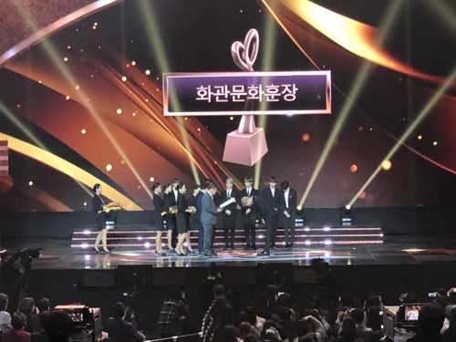 10��24��U�ȡA�b�������L�ǧJ������L�ǧJ�j�U�A���u�֦~�Ρ]BTS�^�b"2018�j������j��������N��"�{��§�W�Q�¤���a��ƾ����C�]���p���^