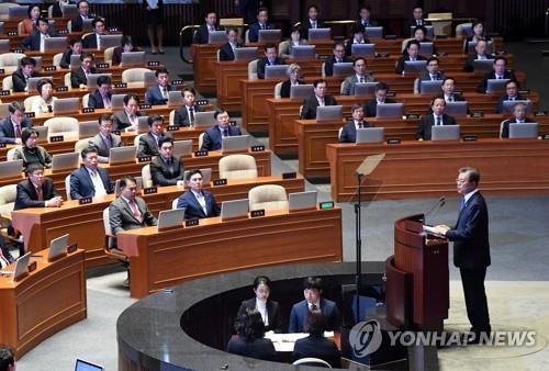 資料圖片:2017年6月12日下午,在南韓國會,總統文在寅(左)發表施政演說。(韓聯社)