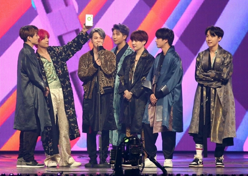 12月1日,在2018MMA頒獎禮上,BTS得獎後發表感言。(Kakao供圖)