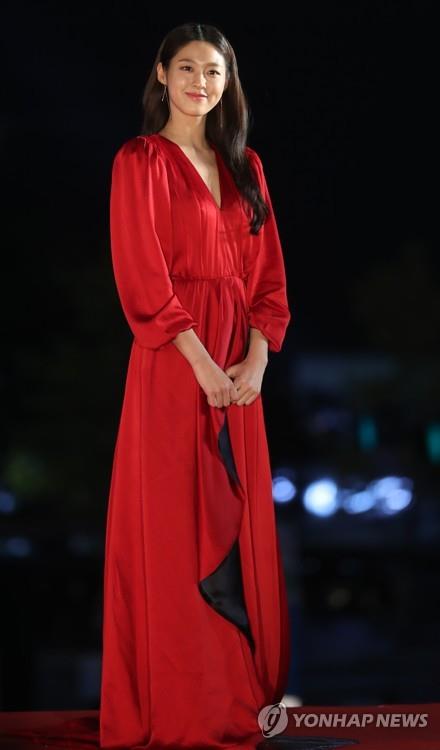 資料圖片:10月22日下午,在首爾市世宗文化會館,雪炫亮相第55屆大鐘獎頒獎禮紅毯儀式。(韓聯社)