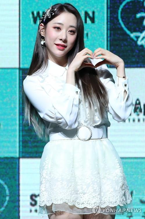 1��8��A�b��󭺺����s�z�Ϫ�YES 24�@���A�t�z�֤k������R�b�g�A�s��mWJ STAY?�n�mť�|�W�\���ըѰO�̩�ӡC(���p��)