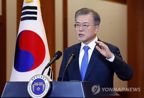 1月10日,文在寅在青瓦臺舉行的新年記者會上發言。(韓聯社)
