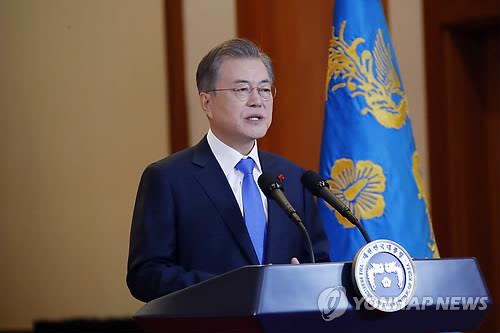 1月10日,文在寅在青瓦臺舉行的新年記者會上發言。(韓聯社)