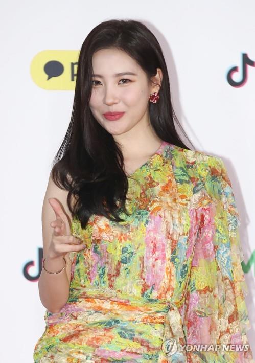 資料圖片:2018年12月25日,宣美在首爾高尺巨蛋舉行的2018SBS歌謠大展上擺造型供媒體拍照。(韓聯社)