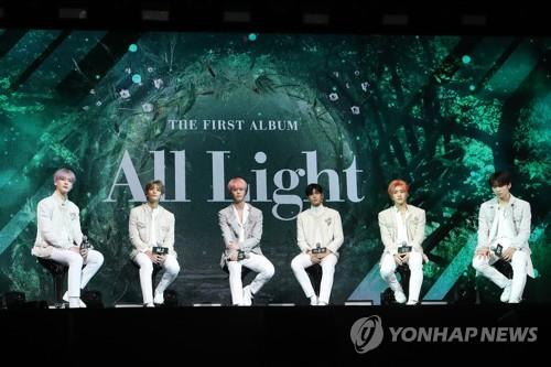 1��16��U�ȡA�b������COEX�AASTRO���O�̰ݡC�]���p���^