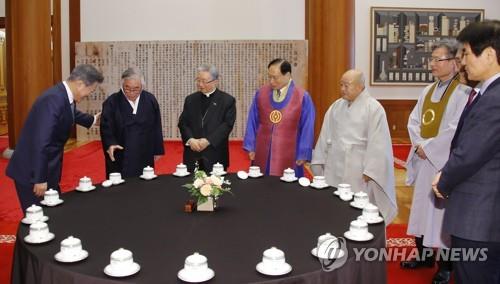 2��18��A�b�C�˻O�A�n���`�Τ�b�G�P�C�j�v�л�S�@�i���\�C���_�̦�����b�G�B�����]�]�����}�ڡB�n���ѥD�ХD�з|ĳĳ�����ߤ��j�D�СB�ѹD�бл�������B�j����б�˩v�`�Ȱ|�����k�v���C�]���p���^