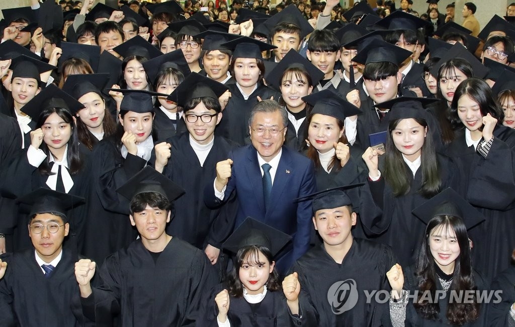 2��21��W�ȡA�b�ʽB�D�I�t���A�n���`�Τ�b�G�X�u�h���j�Ǫ����~��§�ûP���~�ͦX�v�d���C�]���p���^