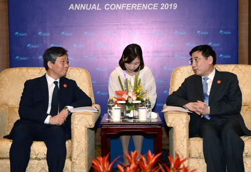 3月28日,在海南博鰲,南韓產業通商資源部長官成允模(左)同中國工業和資訊化部部長苗圩舉行會談。(韓聯社/產業部供圖)