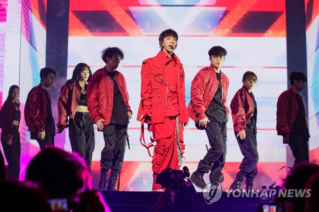 李起光入伍前的單獨演唱會現場(經紀公司AroundUS供圖)