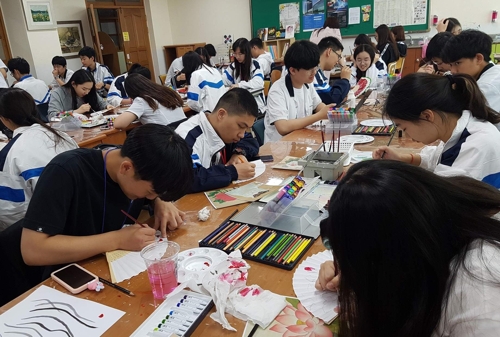 天安雙龍高中和來自上海的學生們交流。(韓聯社/忠南教育廳供圖)