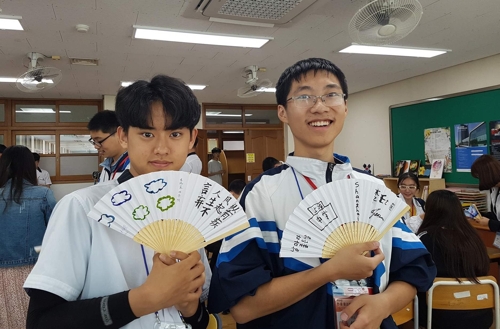上海高中生在天安雙龍高中體驗南韓學校生活。(韓聯社/忠南教育廳供圖)