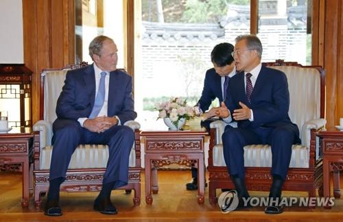 5月23日上午,在青瓦臺,文在寅(右)與到訪的美國前總統小布希交談。(韓聯社)