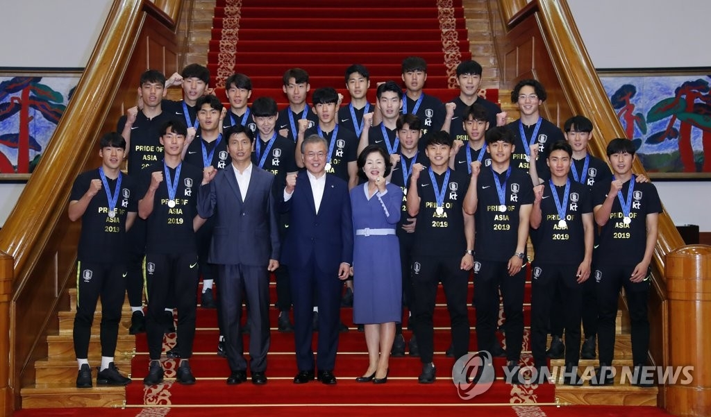 6��19��U�ȡA�b�C�˻O�A��b�G�]�e�ƥ��|�^�P�Ĥ@�ҤH�����Q�P�n��20���H�U�]U20�^���y���X�v�d���C���p��