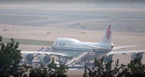 6月20日上午,在北京首都國際機場,習近平一行正在登上飛往朝鮮的專機。 韓聯社