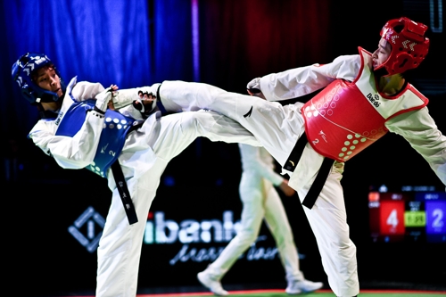 金昭熙(左)和吳靜鈺在比賽中。 世界跆拳道聯盟供圖(圖片嚴禁轉載複製)