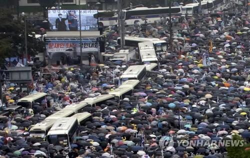 資料圖片:8月15日,部門公民團體在首爾光化門一帶舉行集會。 韓聯社