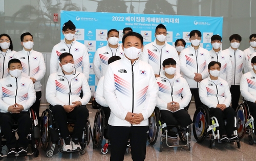 2月25日,參加2022年北京冬殘奧會的南韓代表團在出征前合影留念。 大韓殘疾人體育會供圖(圖片嚴禁轉載複製)