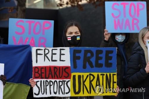 資料圖片:3月6日,在首爾龍山區,在韓白俄羅斯人舉行集會譴責俄羅斯入侵烏克蘭以及白俄羅斯介入俄烏衝突。 韓聯社