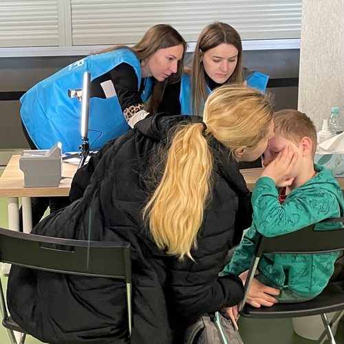 資料圖片:聯合國難民機構工作人員為逃往波蘭避難的烏克蘭難民提供諮詢服務。 聯合國難民署供圖(圖片嚴禁轉載複製)