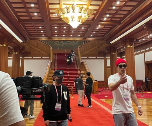 ��ƹϤ��G6��2��A�q��Rain�]�Y�����U�^�b����C��Instagram�ӤH�㸹�o�G�����ٱN�b�C�˻O�|��t�X�C�Ϭ�Rain�X�ݫC�˻O�C Rain����C��I�ϡ]�Ϥ��Y�T����ƻs�^