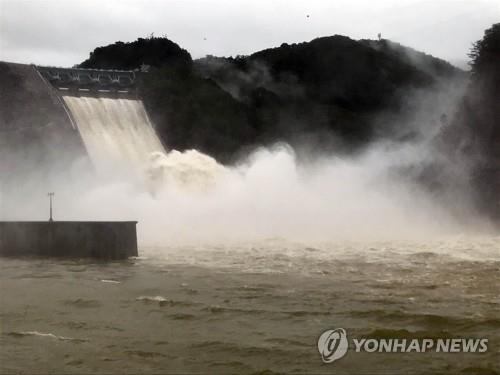 資料圖片:昭陽江壩2020年8月開閘泄洪現場。 韓聯社