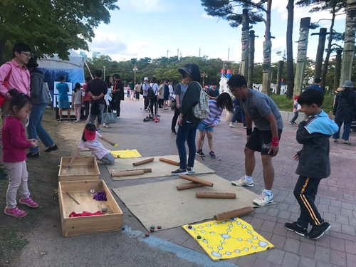 資料圖片:市民在首爾公園玩擲柶遊戲。 首爾市政府供圖(圖片嚴禁轉載複製)