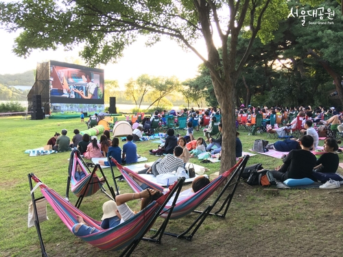 資料圖片:首爾大公園湖水廣場舉行的“湖畔電影節” 首爾大公園供圖(圖片嚴禁轉載複製)