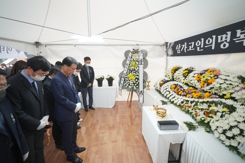 10��31��A���������_�ϬF���b�줽�Ӽs���]�߱����|���ƬG�J���̤ݭ��C�Ϭ����_�ϬF���x�����J���̪��ܫs���C ���p��/���_�ϬF���ѹϡ]�Ϥ��Y�T����ƻs�^