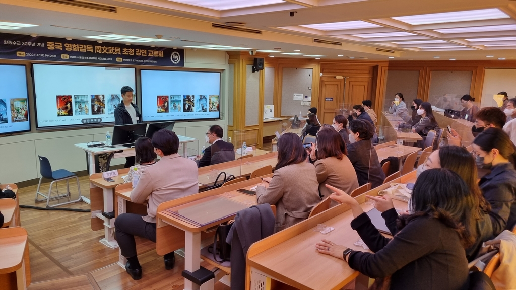 11月17日,在首爾漢陽大學,中國導演周文武貝以“中韓電影未來合作的契機”為主題做專題講座。 韓聯社