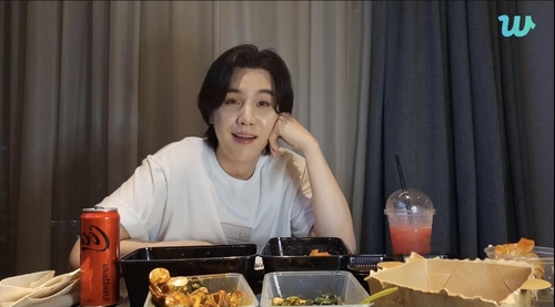 SUGA在“Weverse”上開直播與粉絲溝通。 “Weverse”直播截圖(圖片嚴禁轉載複製)