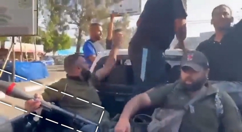 哈馬斯隊員手持疑似朝鮮製造“F-7”的武器。 “War Noir”X賬號截圖(圖片嚴禁轉載複製)