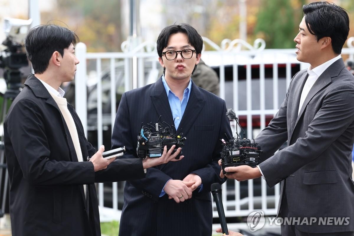 11��6��A�b���t�׮sĵ��p�j�ӫe�A�k��BIGBANG����G-DRAGON�]�~���^�D�ʨ�״N�l�r�ױ����լd�C�Ϭ�G-DRAGON���O�̰ݡC ���p��