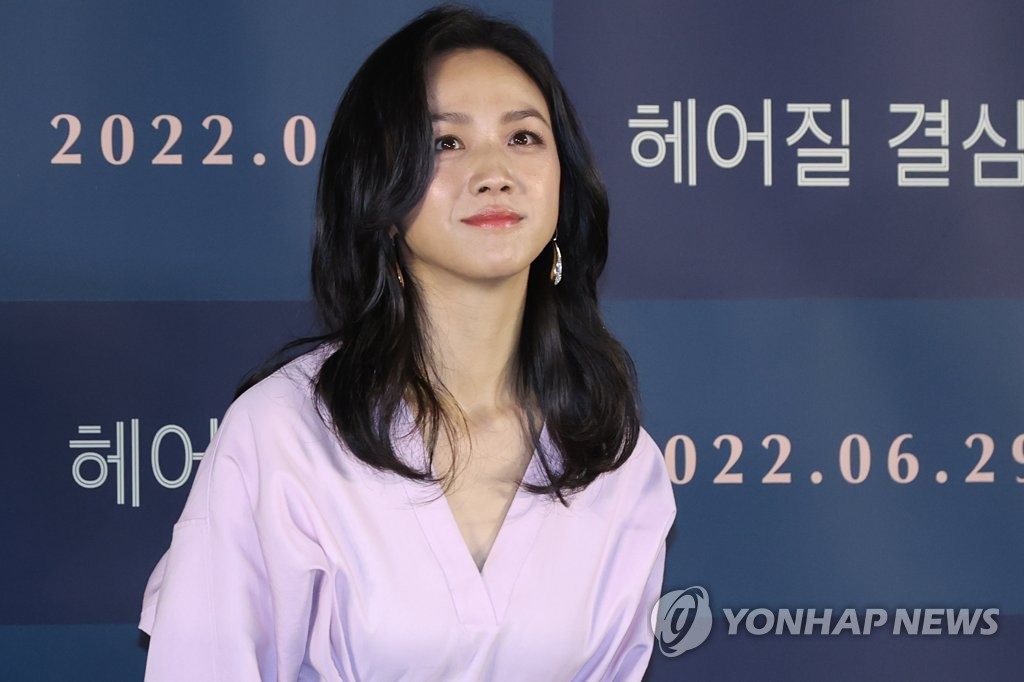 資料圖片:2022年6月21日,在CGV星聚匯影城首爾龍山店,韓片《分手的決心》媒體發佈會舉行。圖為領街主演湯唯擺姿勢供媒體拍照。 韓聯社