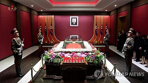 據朝鮮中央電視臺8日報道,國務委員會委員長金正恩當天淩晨2時前往金己男靈堂弔唁。 韓聯社/朝鮮中央電視臺畫面(圖片僅限南韓國內使用,嚴禁轉載複製)