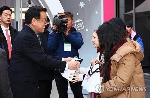 2��21��A�b�������}���n���ʪ��u�ﻫ���ߡA�Z�ۿp�]���^�V�~��C���ذe§���C ���p��/�`�Ϋǳq�T�O�̹�