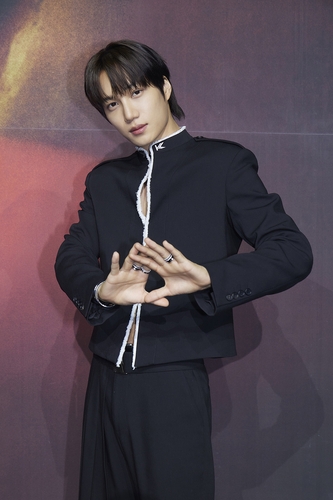 4��21��A�b�����s�z�Ϫ�YES24�t�X���]�A�k��EXO����KAI�|��ĥ|�i�g�A�M��mWait On Me�n�mť�|�C ���p��/SM�T�֨ѹϡ]�Ϥ��Y�T����ƻs�^