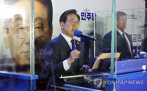 6月4日,共同民主黨總統候選人李在明在他當選成定局後前往首爾汝矣島的國會附近發表講話。 韓聯社/聯合採訪團