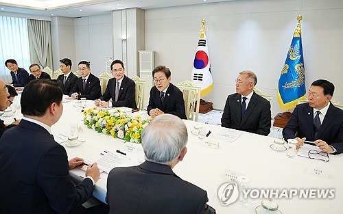 資料圖片:6月13日,在首爾龍山總統府,南韓總統李在明(右三)與五大企業集團掌門和六大經濟團體領袖座談。 韓聯社/總統室通訊攝影記者團