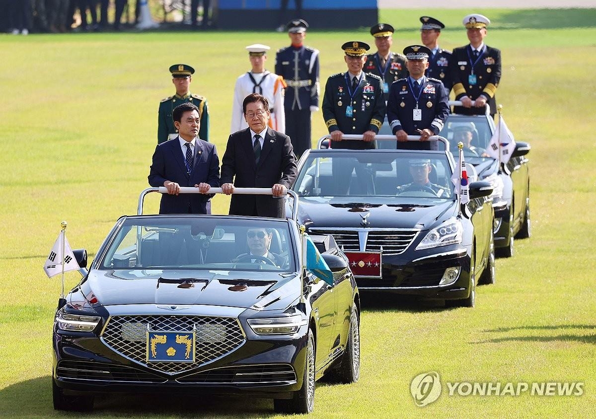 10月1日,在忠清南道雞龍臺,南韓總統李在明出席紀念建軍77週年活動。圖為李在明乘車檢閱儀仗隊並行軍禮。 韓聯社