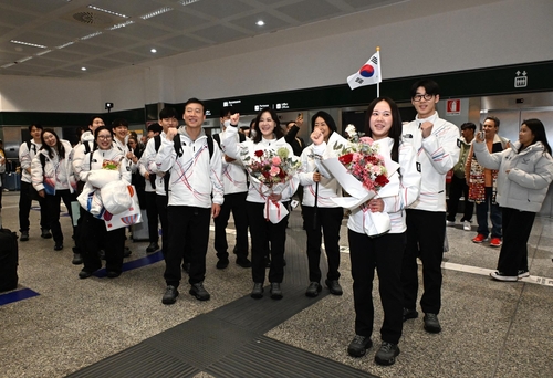 南韓時間1月31日,出征米蘭-科爾蒂納丹佩佐冬奧會的南韓代表團抵達義大利米蘭馬爾彭薩機場。 韓聯社/大韓體育會供圖(圖片嚴禁轉載複製)