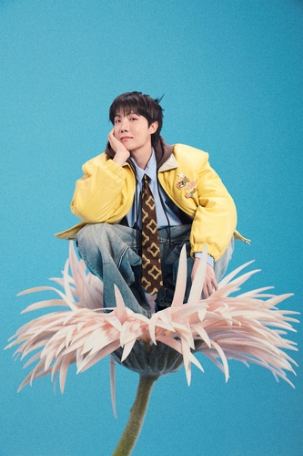 防彈j-hope 綠色雨傘兒童財團供圖(圖片嚴禁轉載複製)