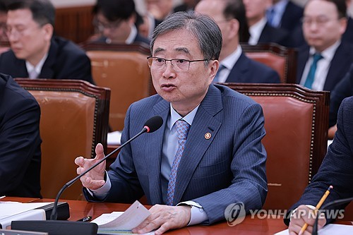 4月15日,在國會,趙顯出席外交統一委員會會議並接受議員提問。 韓聯社