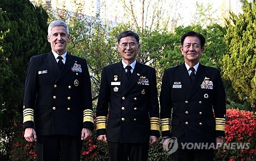 4月15日,在首爾,韓美海軍和日本海上自衛隊首長舉行會晤。左起依次是斯蒂芬·凱勒、金炅律和齋藤聰。 韓聯社/南韓海軍供圖(圖片嚴禁轉載複製)