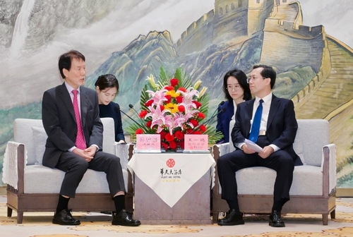 資料圖片:南韓市道知事協議會秘書長庾敏鳳(左)會見中國湖南省人民政府副省長王一鷗。 協議會供圖(圖片嚴禁轉載複製)