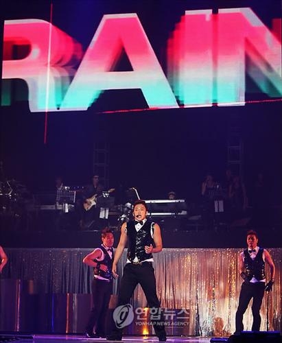 <비 �� 투어, 볼거리 줄이고 밴드와 호흡> - 3