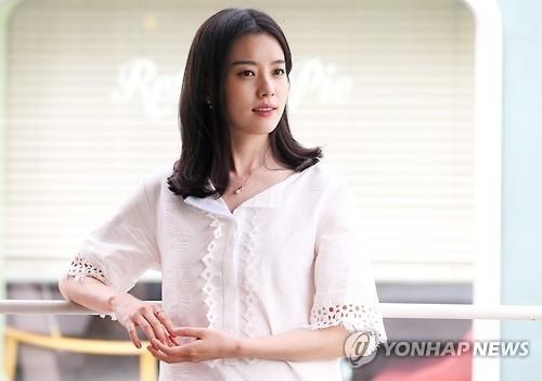 한효주 "얼굴에 이렇게 신경 쓴 영화는 처음이에요" - 4