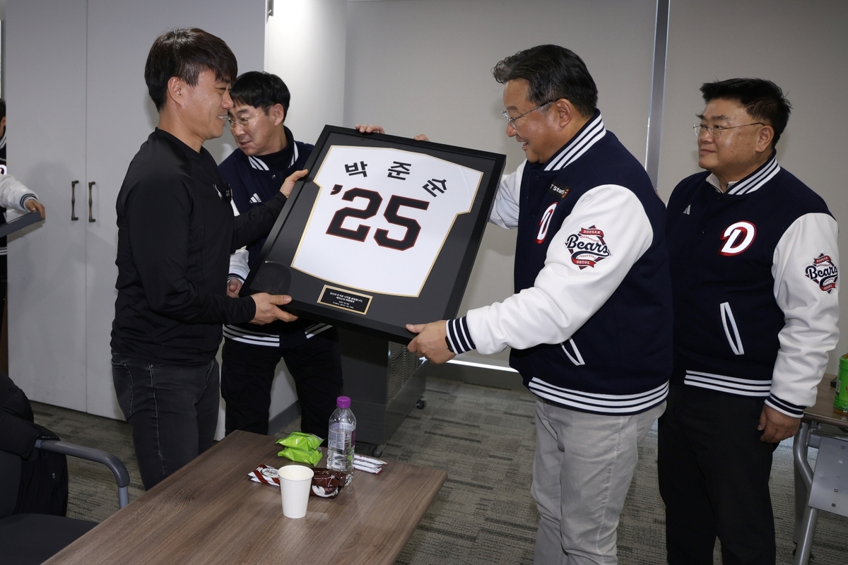 입단한 해 '25'를 새긴 유니폼 액자를 받는 두산 신인 박준순