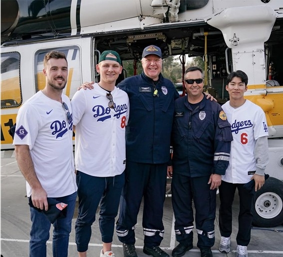 LA 지역 소방서를 방문한 김혜성(오른쪽)