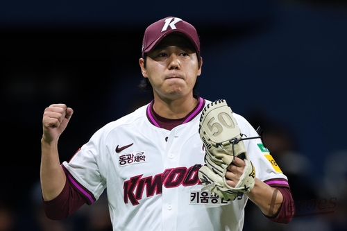 이닝을 마치고 기뻐하는 키움 선발 하영민